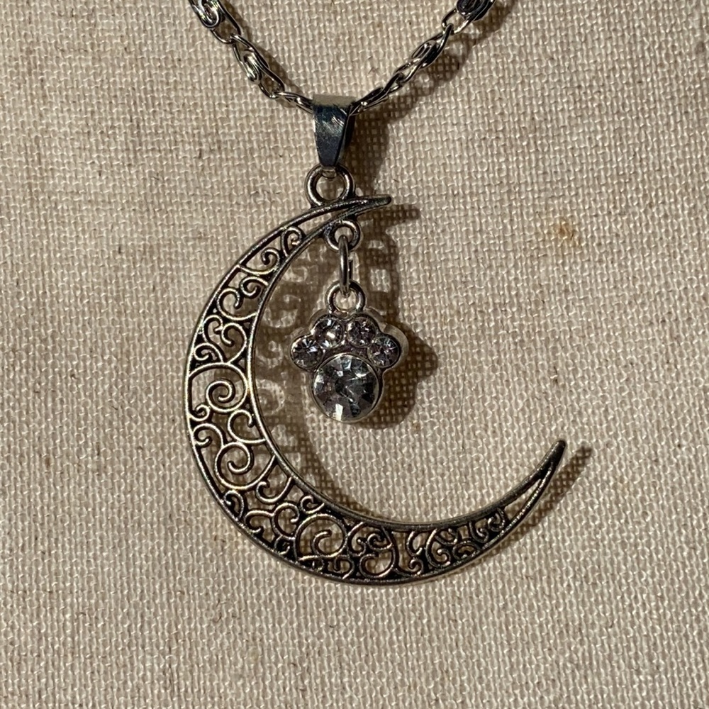 Silver cat necklace with sparkling gem